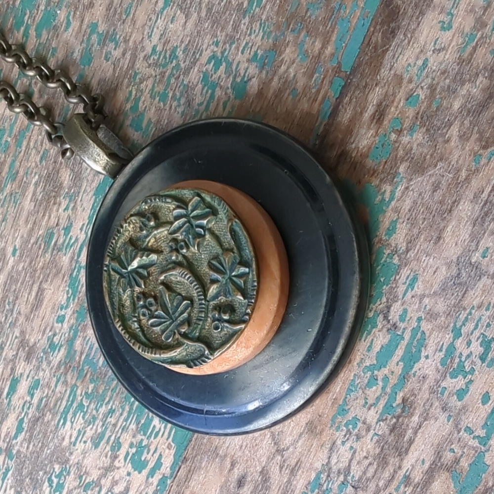 WHIMSY HOUSE I NWT Upcycled Vintage Button Ivy Vines Pendant Necklace - Picture 3 of 9